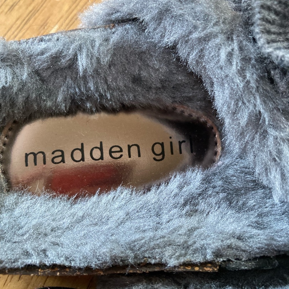 Beautiful slippers madden girl size 5 - Picture 3 of 5
